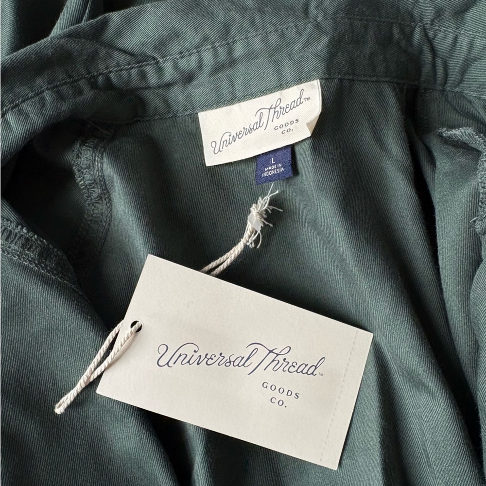 Universal Thread NWT Women’s Dark Green Oversized Button Down Long Sleeve Shirt - Picture 2 of 15